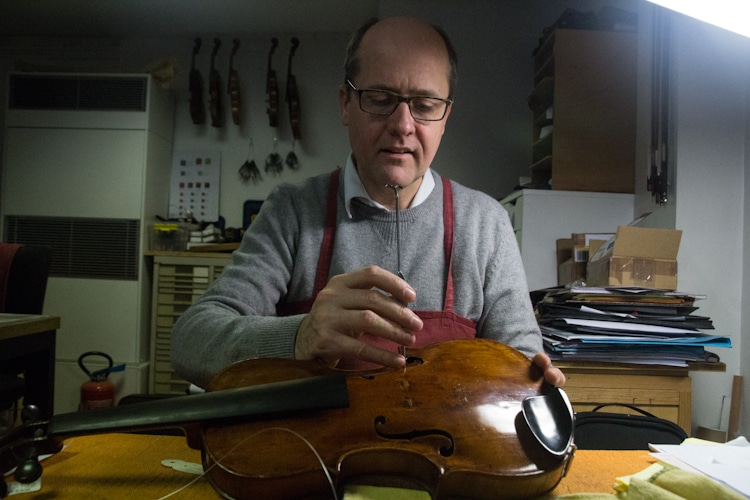 Luthier Nicolas Démarais dans son atelier. © Yuliya Ruzhechka - www.placegrenet.fr