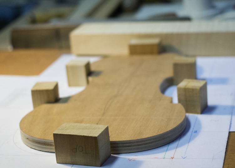 Luthier Nicolas Démarais dans son atelier. © Yuliya Ruzhechka - www.placegrenet.fr