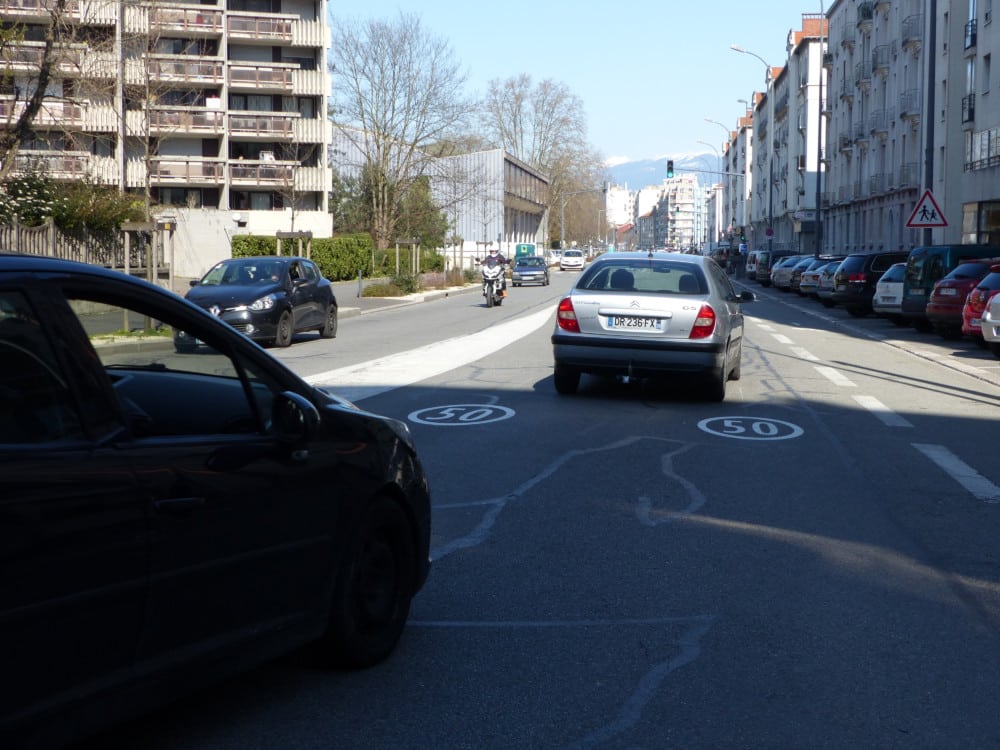 Marquages au sol "50" expérimentés à Grenoble et dans quelques autres communes de la Métropole : une première en France – © Séverine Cattiaux – Place Gre’net