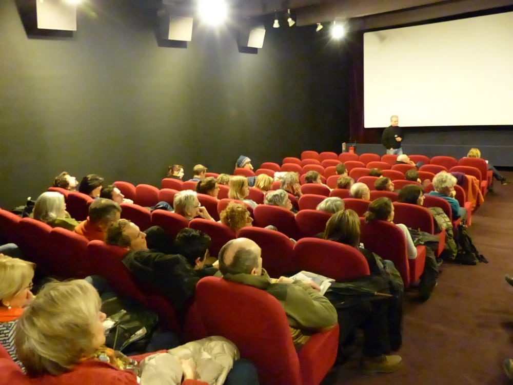 Le public du cinéma Le Club était éclectique lors de l'avant-première de "La Gueule du loup", éleveurs ovins, écologistes, président de la fédération des acteurs ruraux, spécialiste du loup à l'office national de la chasse et de la faune sauvage, spectateurs lambdas... De quoi nourrir le débat. © Adèle Duminy - Place Gre'net