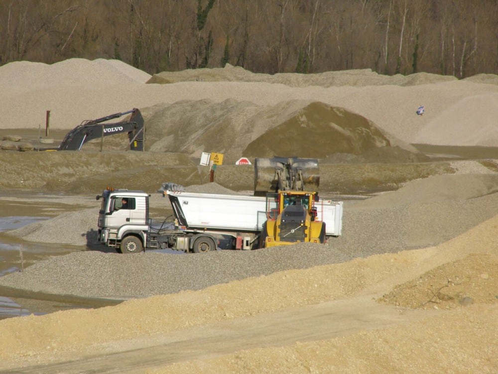Les engins de Granulats Vicat dans la carrière de Barraux. DR