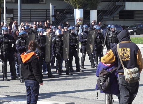 Face à face avec les policiers du corps urbain. © Joël Kermabon - Place Gre'net