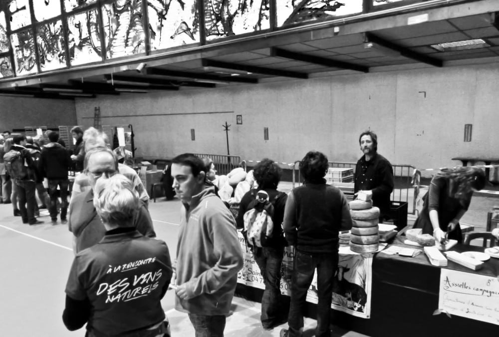 Au salon des vins naturels de Grenoble. La restauration (pain et fromage bio, comme il se doit) est assurée par la ferme de Sainte Lucie. © Adèle Duminy