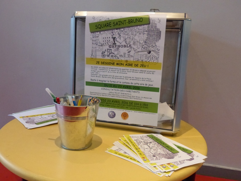 Urne pour collecter questionnaires et dessins d'enfants pour le projet de nouvelle aire de jeux sur la Place Saint Bruno © Séverine Cattiaux – Place Gre’net