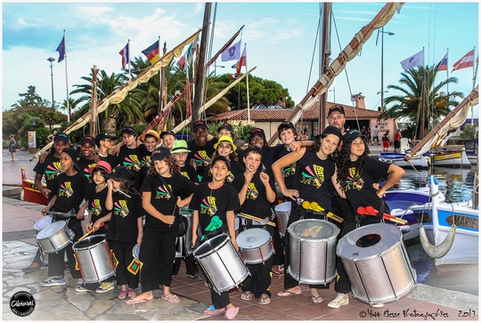 La troupe BatukaVI lors d'une tournée à Sanary-sur-mer. © Yoan Elesse Photographies