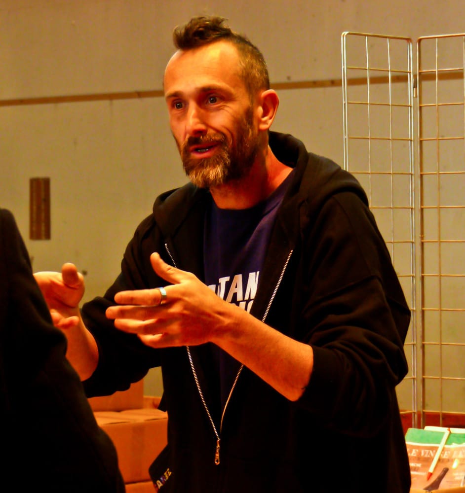 Laurent Fell, vigneron ardéchois. Ici, tous jouent le jeu de l'explication. Et le font visiblement avec envie. © Adèle Duminy