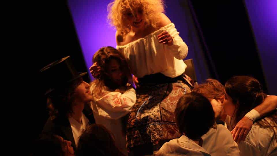 Au sommet, Léa Barnel. Dans "L’envers du corbeau". © Cédric Armand