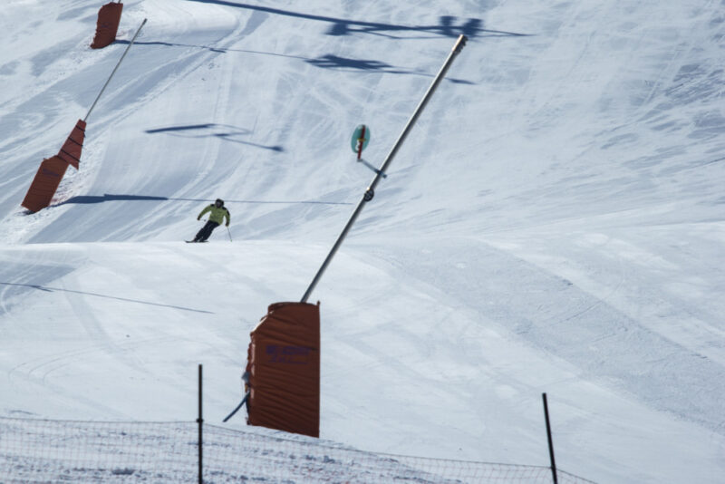 Un enfant de 9 ans a été héliporté en urgence après une collision avec un canon à neige sur le domaine skiable de Corrençon-en-Vercors. © Yuliya Ruzhechka - Place Gre'Net