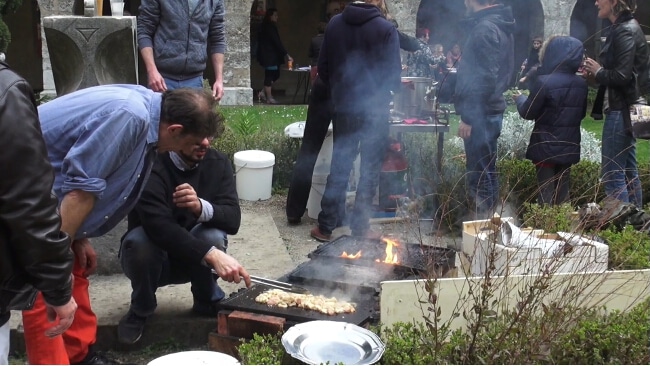 Des cuisiniers s'affairent autour d'un barbecue. © Joël Kermabon - Place Gre'net.