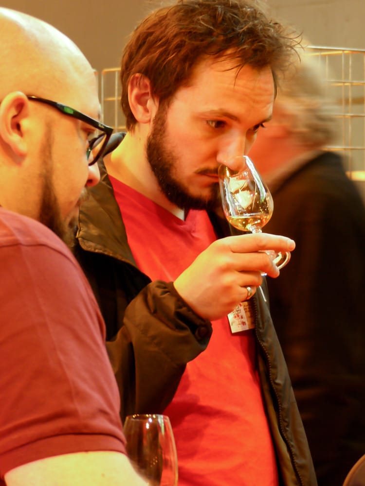 L'art de la dégustation, hautement respecté au salon des vins naturels de Grenoble. © Adèle Duminy