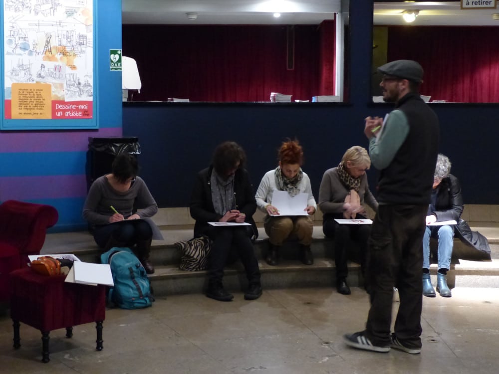 "Balade croquée" avec le dessinateur grenoblois Emdé. Première étape au dans le hall du théâtre municipal. © Adèle Duminy