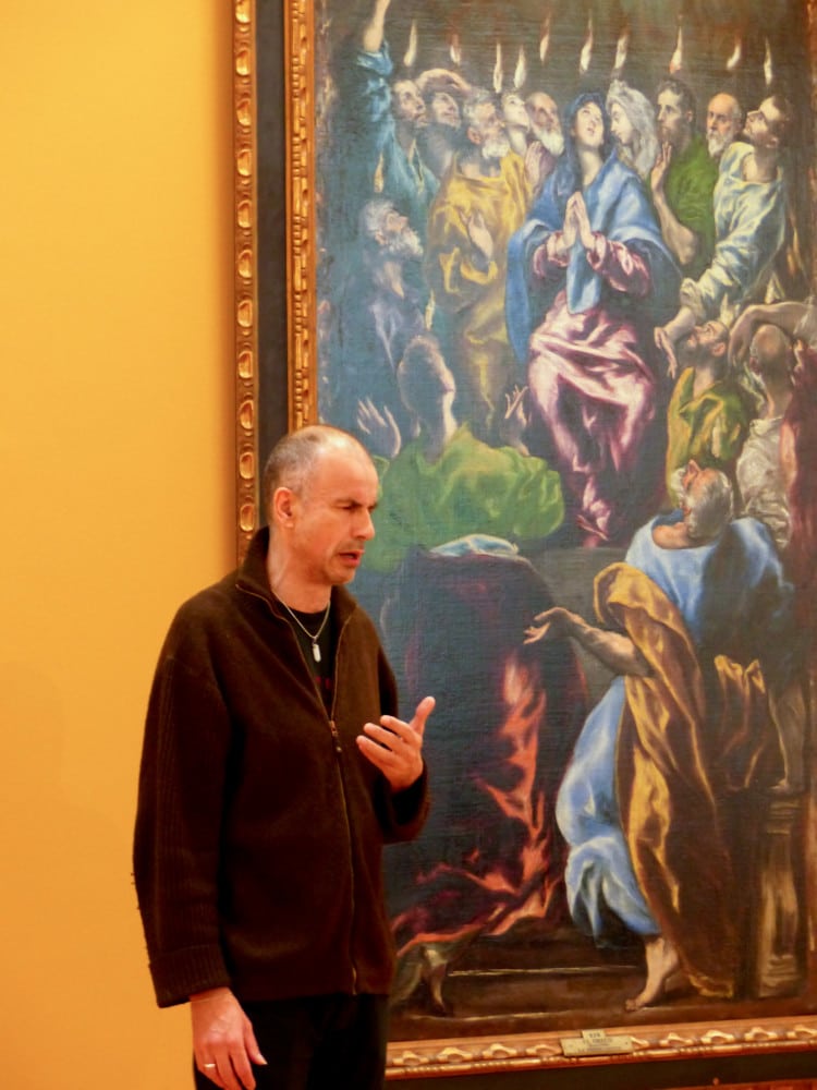 Antonio Placer chante devant la toile du Greco. © Adèle Duminy