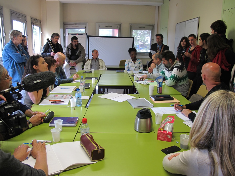 Les militants du CIP 38, de l'union syndicale des précaires solidaires et de Nuit debout Grenoble occupent pacifiquement une salle de la CFDT, où des délégués CFDtiste sont en formation. © Séverine Cattiaux – Place Gre’net