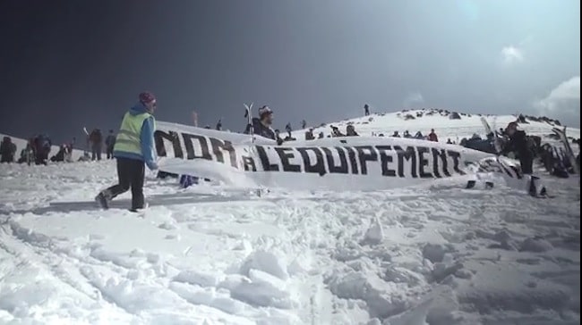 Initiée par Mountain Wilderness France, manifestation contre le projet d'extension de la station de ski de Chamrousse, dans le massif de Belledonne (Isère). © Mountain Wilderness
