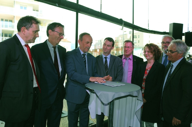 Signature de l'acte de naissance de Développement 38, le 10 mai 2016. © Développement 38
