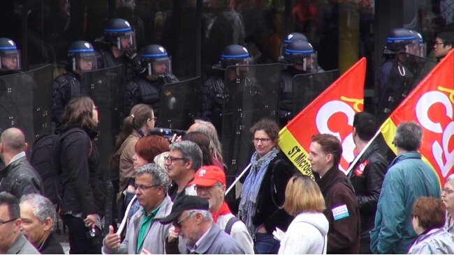 Une manifestation étroitement encadrée par les forces de l'ordre. © Joël Kermabon - Place Gre'net