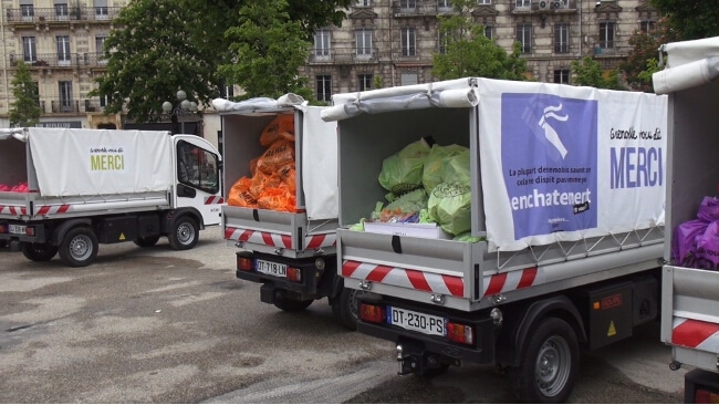 Le butin collecté le matin est exposé place Victor Hugo. Chaque couleur de sacs poubelles représente un des six secteurs. © Joël Kermabon - Place Gre'net