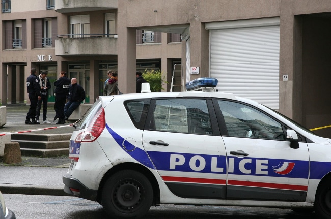 Des policiers procèdent aux constatations devant le siège du PS, rue Nicolas Chorier. © Florent Mathieu - Place Gre'net