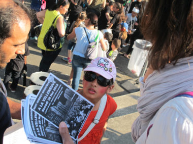 Tract distribué par Nuit Debout Grenoble lors de la Fête du quartier de la Villeneuve. © Séverine Cattiaux – Place Gre’net