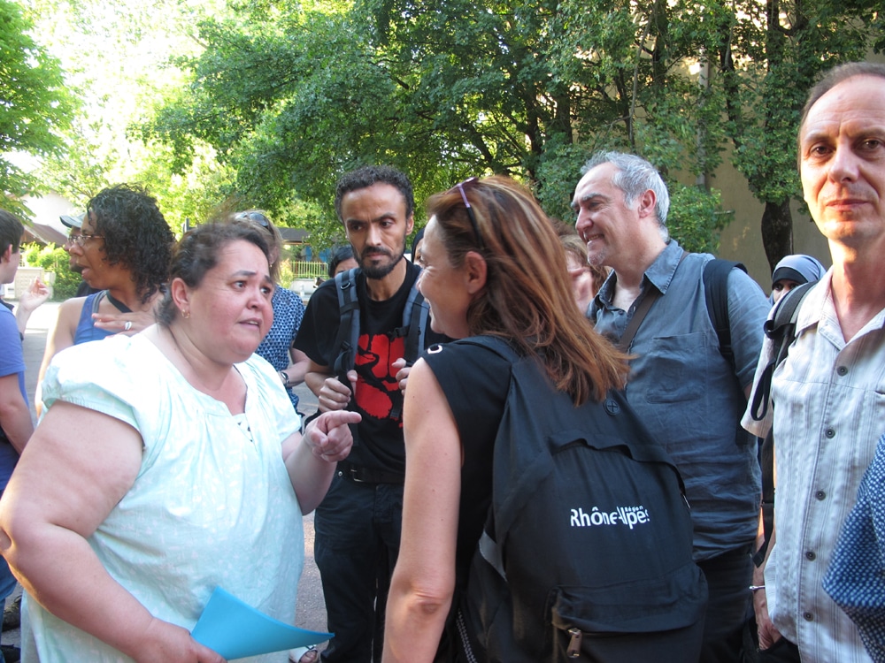 Fatima exprime son désarroi auprès Elisa Martin (PG), première adjointe de la Ville de Grenoble. © Séverine Cattiaux – Place Gre’net
