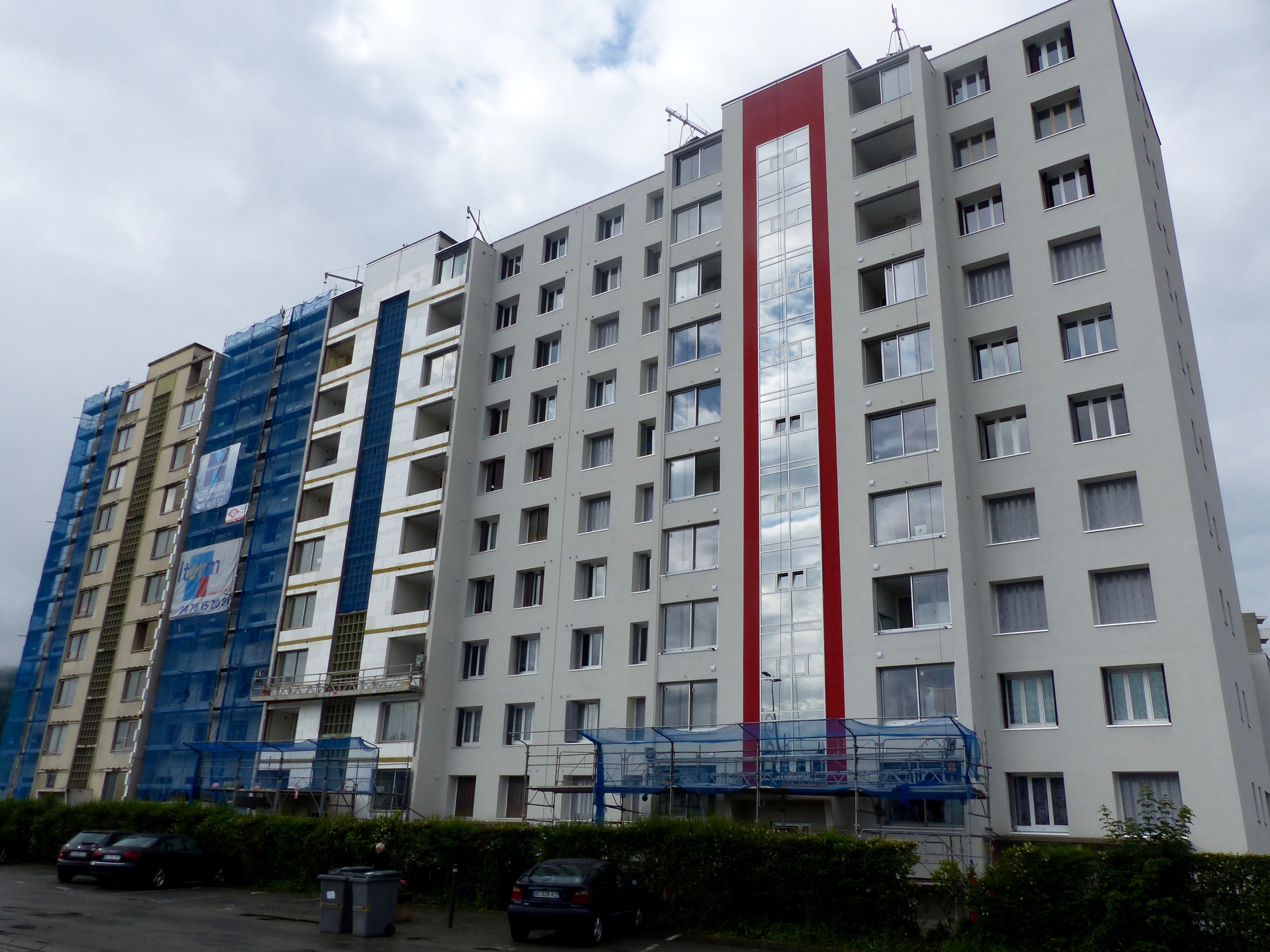 Mur/Mur Isolation Immeuble portail rouge chantierMur/Mur Isolation Immeuble portail rouge chantier rénovation thermique