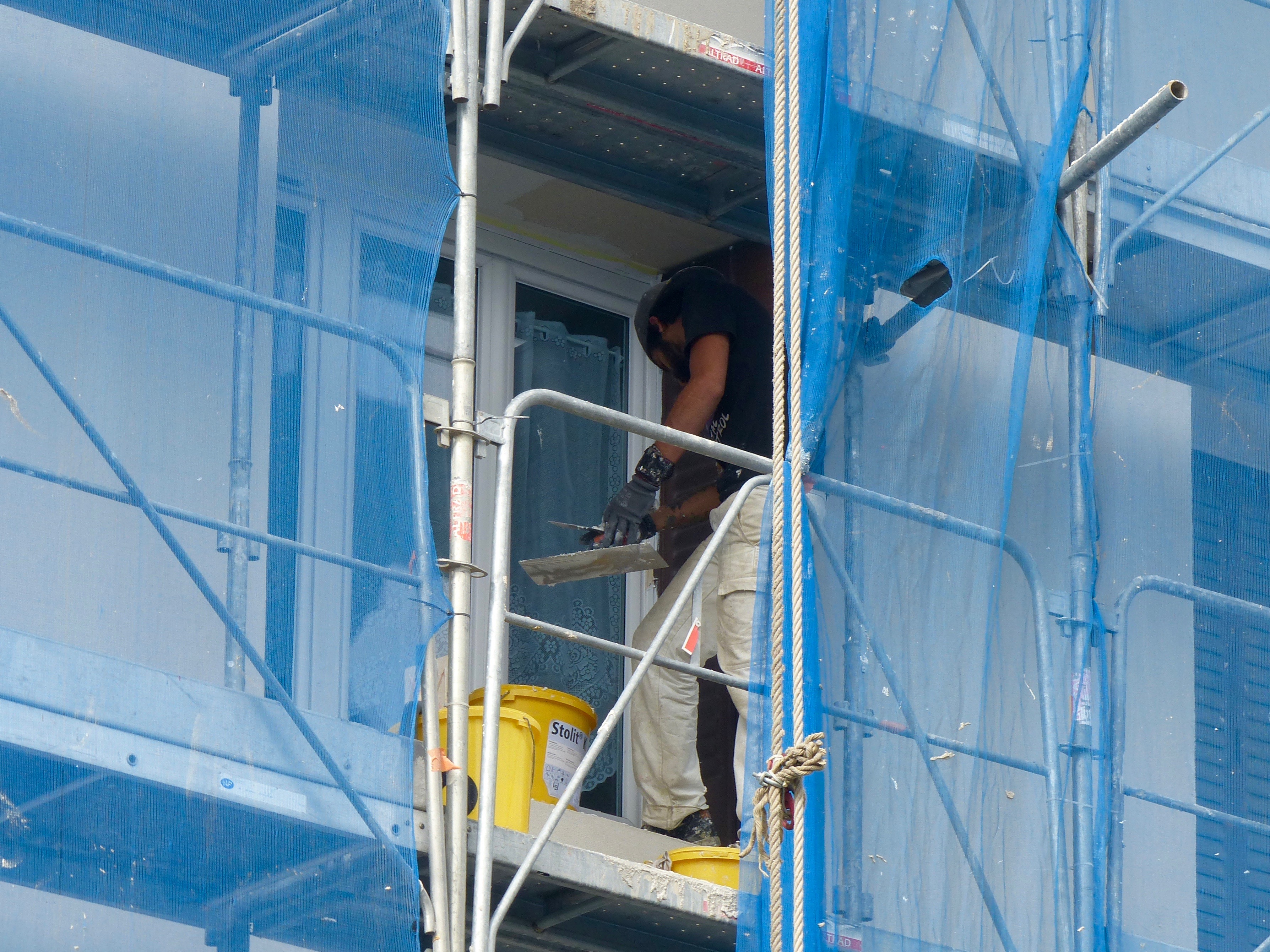 Mur/Mur Isolation Immeuble portail rouge chantier ouvrier