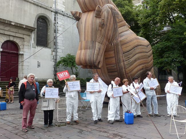 Opération cheval de Troie contre le TAFTA et le CETA. © Alexandra Moullec