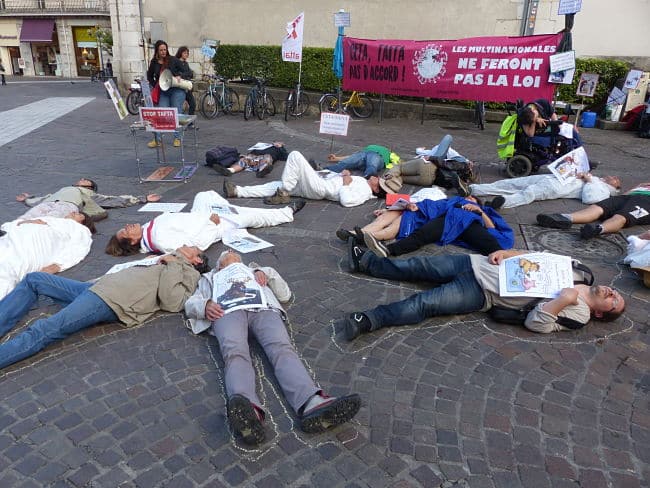 Militants du collectif anti-TAFTA simulant les morts provoquées par les traités de libre échange. © Alexandra Moullec