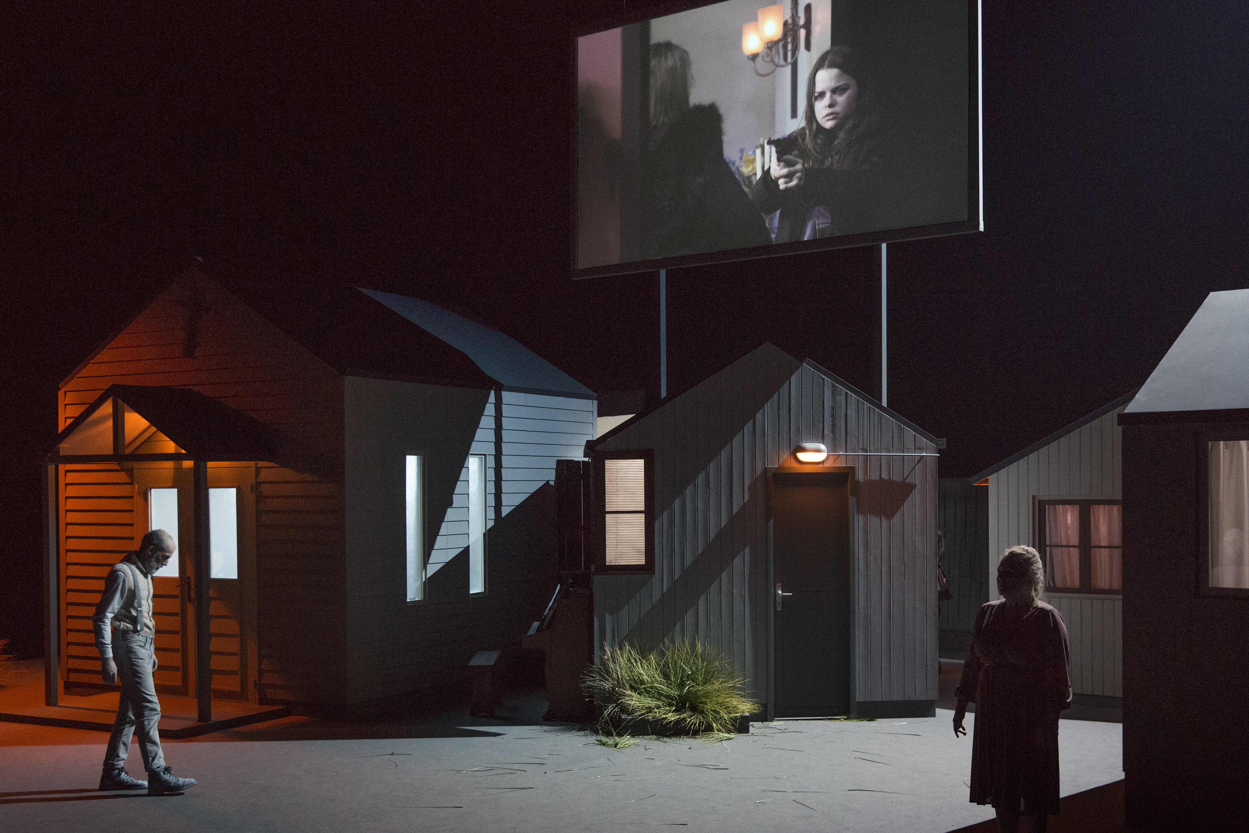 Théâtre musical à l'esthétique très cinématographique, Tristesses, d'Anne-Cécile Vandalem, interroge les techniques de la propagande, ici appliquées à une zone insulaire. © Phile Deprez