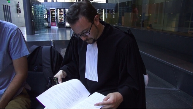 Me Federico Steinmann prend connaissance de l'arrêt de la Cour d'appel. © Joël Kermabon - Place Gre'net