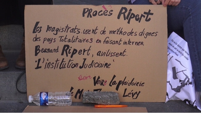 Une des affiches apposées par le public venu soutenir Bernard Ripert. © Joël Kermabon - Place Gre'net