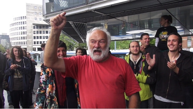 Bernard Ripert profite d'une suspension de séance pour remercier les manifestants venus le soutenir. © Joël Kermabon - Place Gre'net