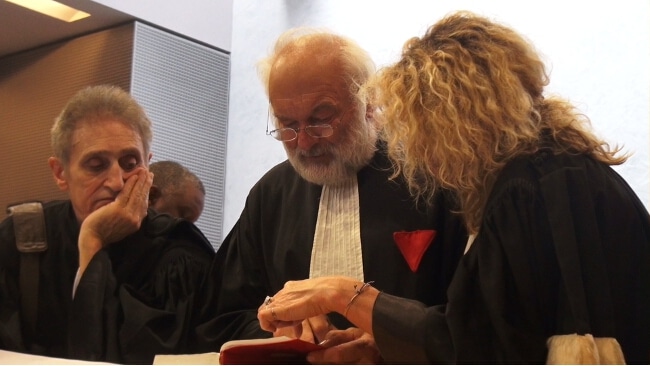 Bernard Ripert consulte le Dalloz. © Joël Kermabon - Place Gre'net