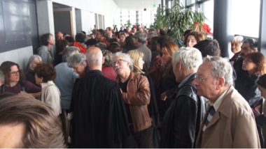 Une petite foule se presse devant les portes closes de la salle d'audience. © Joël Kermabon - Place Gre'net