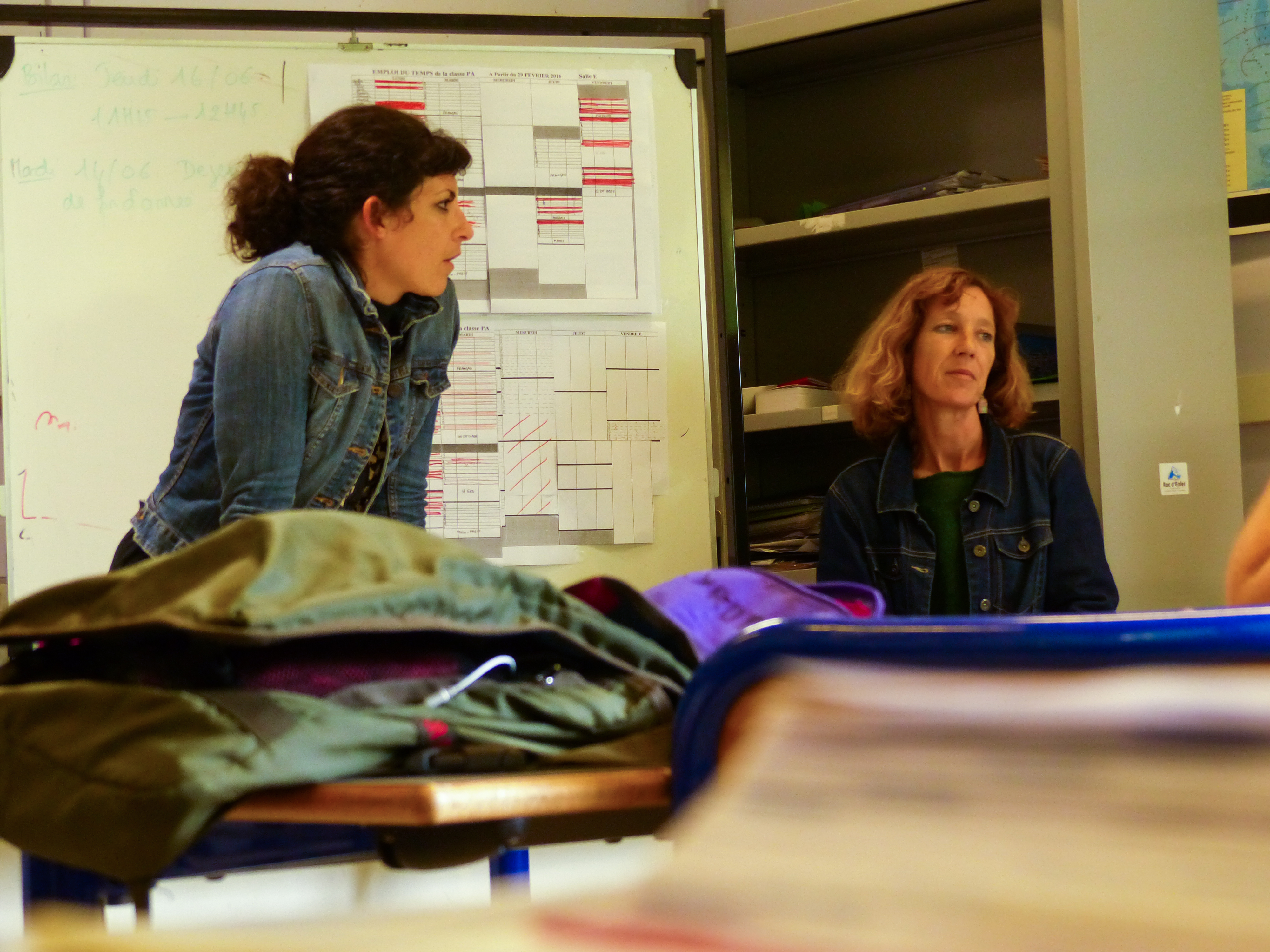 Emmanuelle Mozier, prof de philo, et Agathe Vernay, prof de lettres, en cours transversal ici. Atelier lecture et écriture de philo-fables. © Adèle Duminy