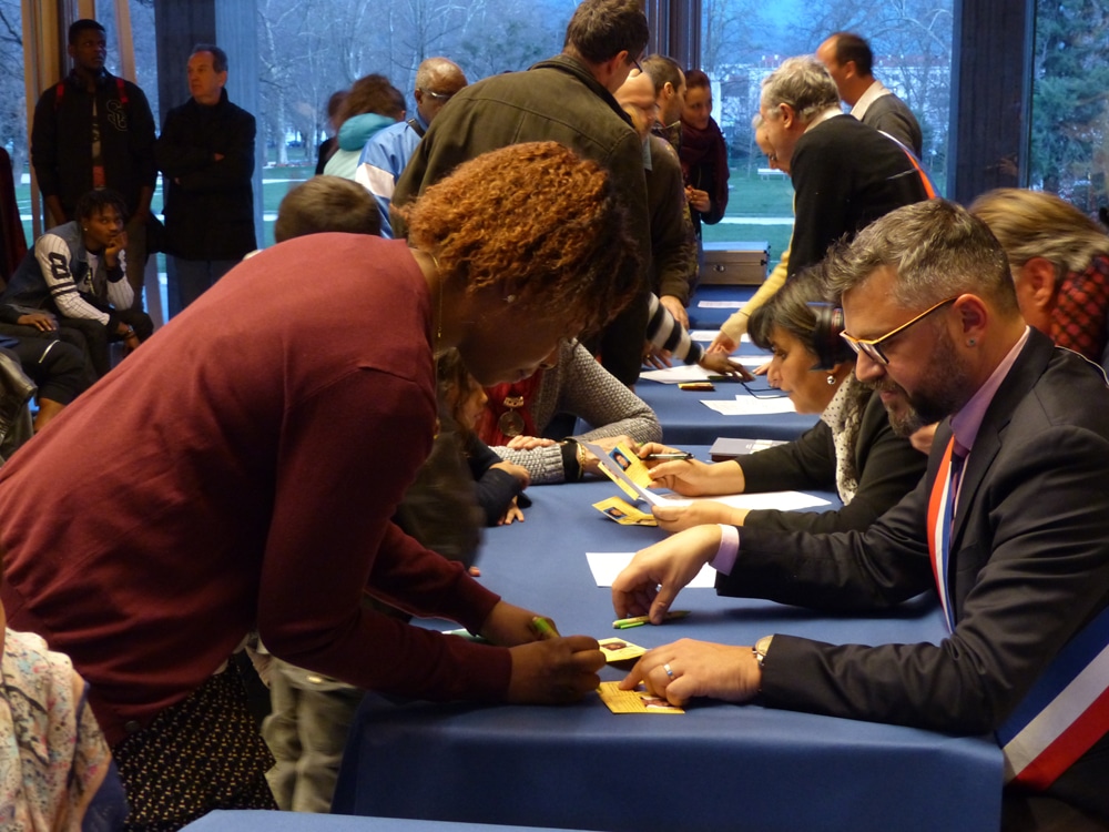 Cérémonie de parrainage républicain, à Grenoble, le 23 mars 2016. Emmanuel Carroz, adjoint à l'égalité des droits et à la vie associative de Grenoble fait signer la filleule.© Séverine Cattiaux – placegrenet.fr