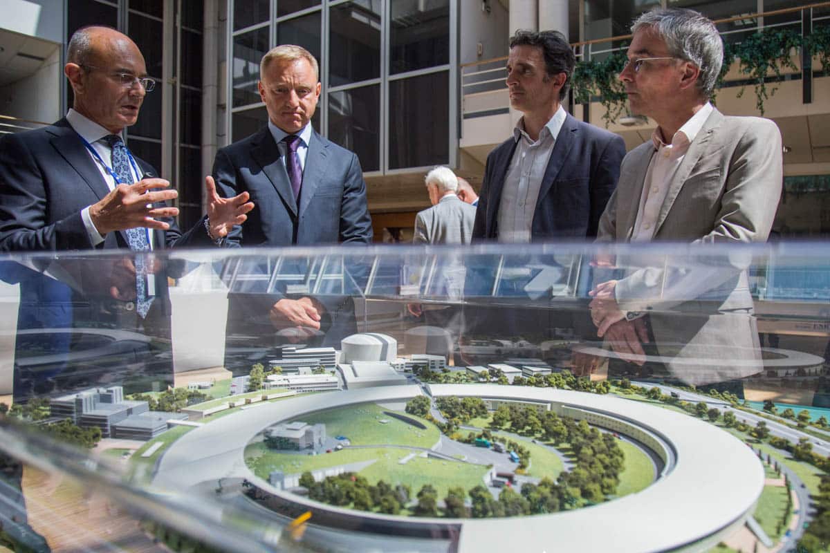 Dmitry Livanov, ministre de l’éducation et de la science de la Fédération de Russie visite le synchrotron européen de Grenoble (ESRF) pour inaugurer un nouveau programme de coopération franco-russe. Mardi 28 juin 2016. © Yuliya Ruzhechka - Place Gre'Net