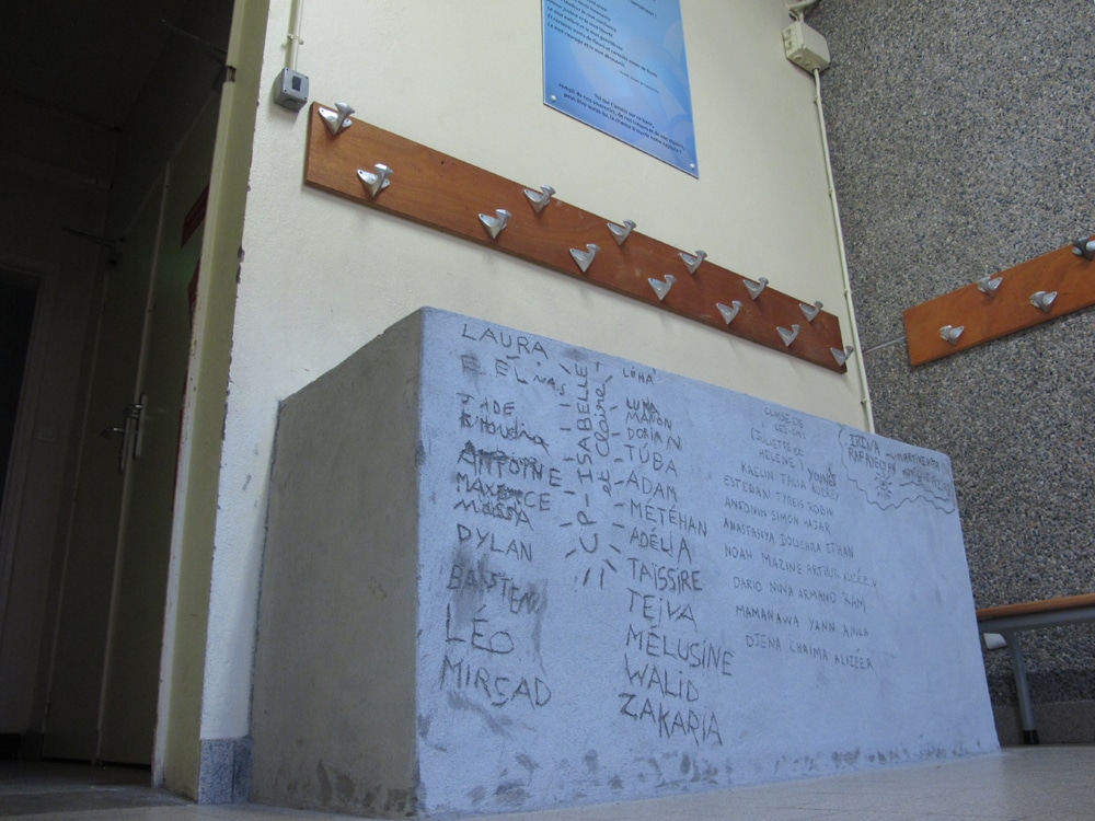 Ecole primaire Bajatière, la capsule temporelle est enfermée dans cette stèle de béton. Elle sera réouverte par les élèves qui fréquenteront l'école, en 2046. © Séverine Cattiaux – Place Gre’net