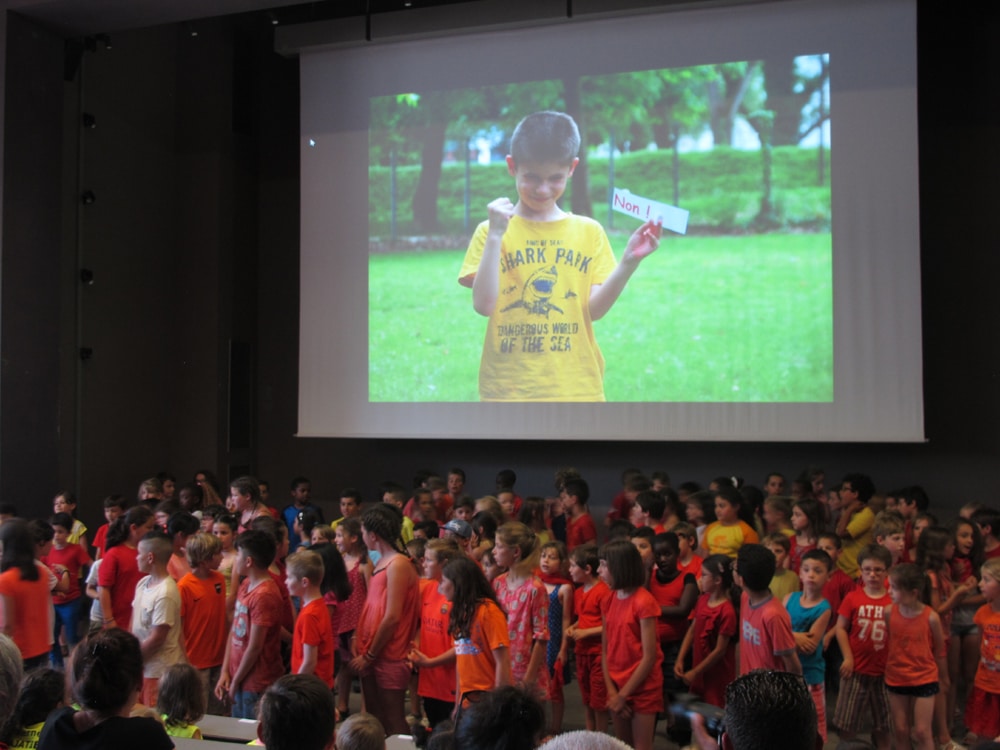 Les enfants de l'école primaire Bajatière lors de leur spectacle autour de la capsule temporelle. Amphithéâtre de l'ESPE à Grenoble. © Séverine Cattiaux – Place Gre’net 