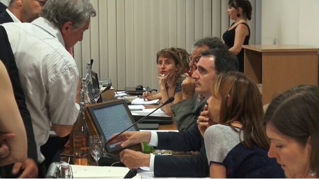 Éric Piolle pris à partie par les oppositions lui demandant d'assurer la tranquillité des débats. © Joël Kermabon - Place Gre'net