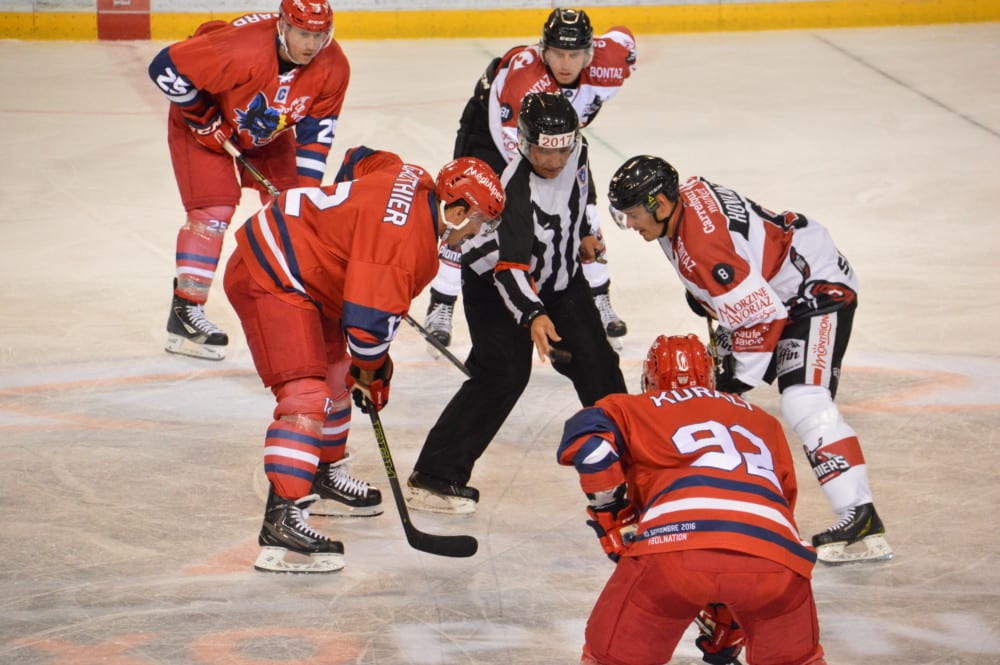 Les hockeyeurs grenoblois (en rouge) savent qu'il faudra être dans le coup d'entrée face aux Dargons rouennais qui les avaient battus la saison dernière (2-4) grâce notamment à une entame de match tonitruante. © Laurent Genin