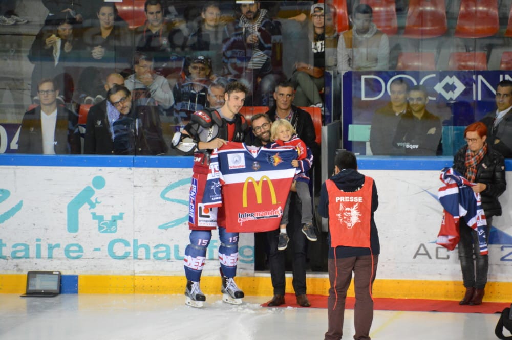 Stéphane Gervais, à gauche, a reçu son maillot avant le match contre Angers (0-1) samedi 17 septembre. Il porte le numéro 15. Stéphane Gervais, le défenseur et préparateur physique des Brûleurs de Loups. © Laurent Genin