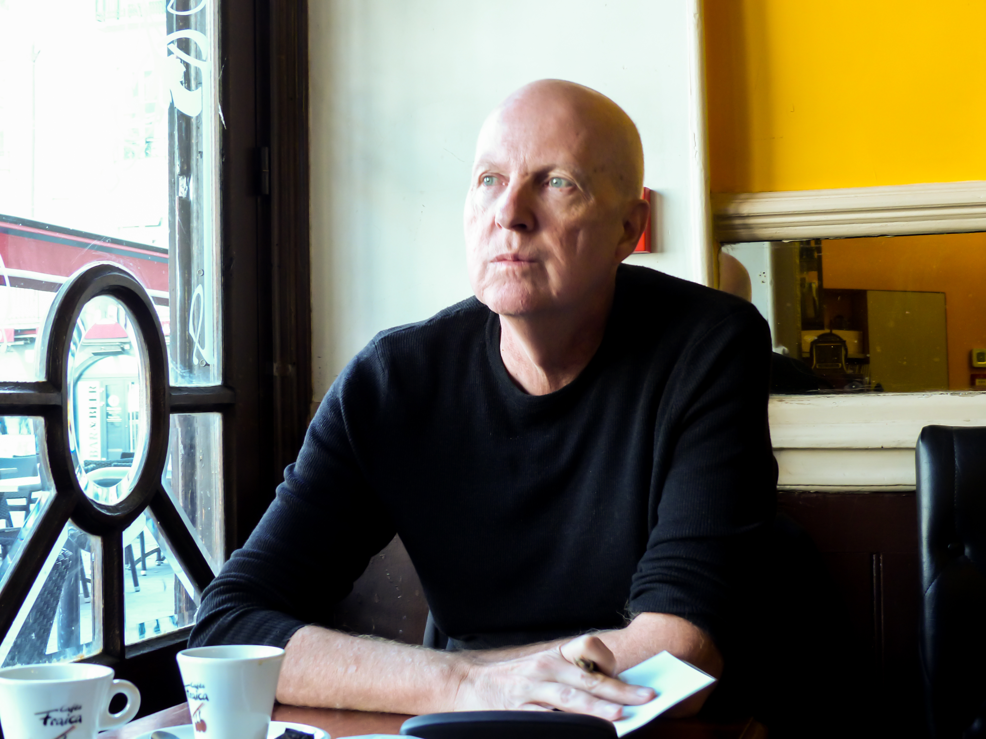 Rencontre dans un café grenoblois avec l'auteur belge Jean-Philippe Toussaint. © Adèle Duminy