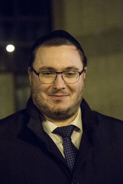 Nissim Sultan, rabbin de Grenoble - Célébration de Hanoucca, place André Malraux, Grenoble. 28 décembre 2016. © Yuliya Ruzhechka - Place Gre'net