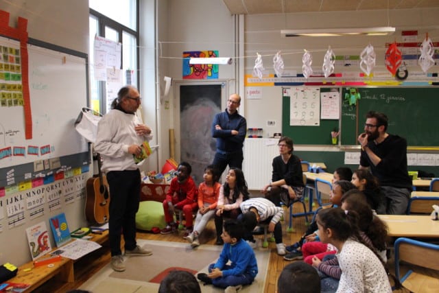 Explication de la fabrication du miel par Jacques Ginet à une classe de Cp de l'école Anatole France le 12 janvier 2017 © Corentin Libert