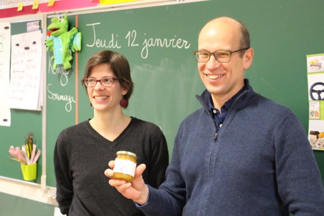Lucille Lheureu et Fabien Malbet avec un pot de miel de Grenoble - 12 janvier 2017 © Corentin Libert