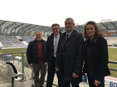 Fabrice Hugelé, 2e à droite sur la photo, a reçu une délégation de la Fédération française de rugby le 7 février 2017. Le stade des Alpes fait partie des 19 sites susceptibles d'accueillir des matches de la Coupe du monde de rugby 2023 si la France en obtient son organisation en novembre prochain. © DR