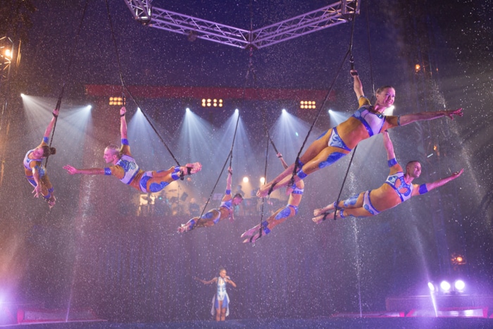 Spectacle "Quintessence" (cirque Alexis Gruss et compagnie des Farfadais). © Time to film