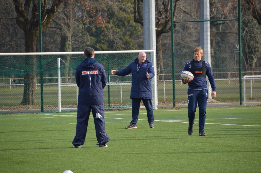 Bernard Jackman, au centre, ne sera plus l'entraîneur du FCG la saison prochaine. L'annonce a été faite par Eric Pilaud mardi 11 mars au cours d'une conférence de presse au stade Lesdiguières. Cette décision est sportive et n'a rien à voir avec l'affaire de viol présumé qui impliquerait trois joueurs du FCG. © LG