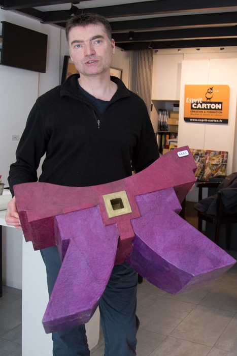 Jean-Jacques André, designer, dans son atelier de création de meubles en carton - Esprit carton. © Yuliya Ruzhechka - Place Gre'net